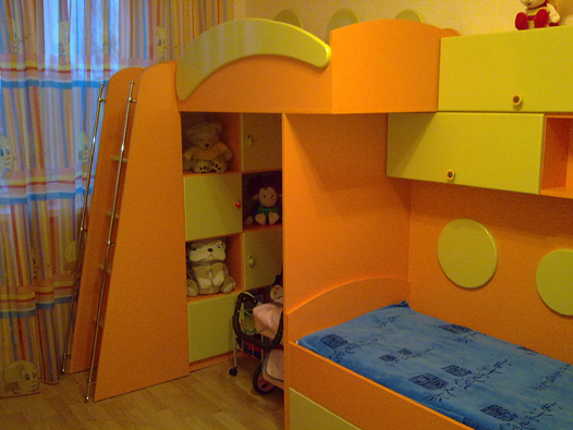 Детская комната для двух девочек. Угловой шкаф, стол компютерный